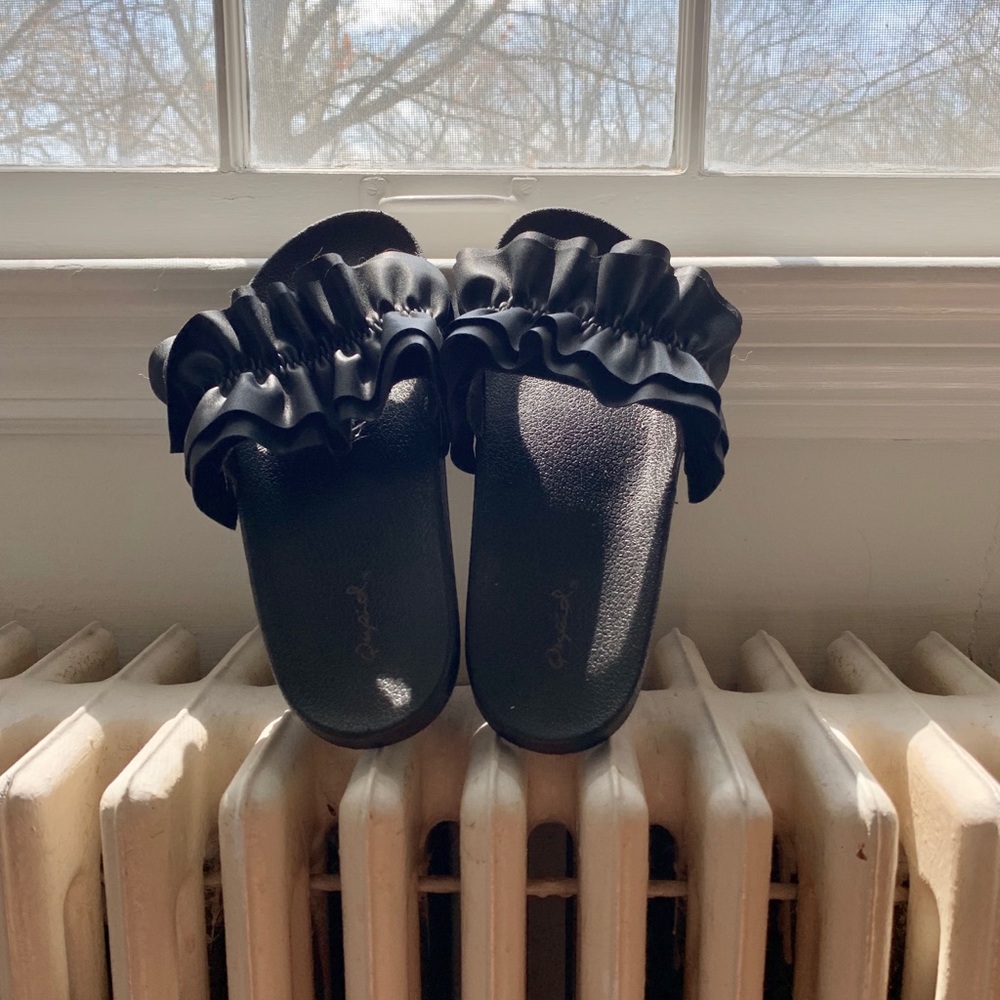 Faux leather ruffle pool slides NWOT